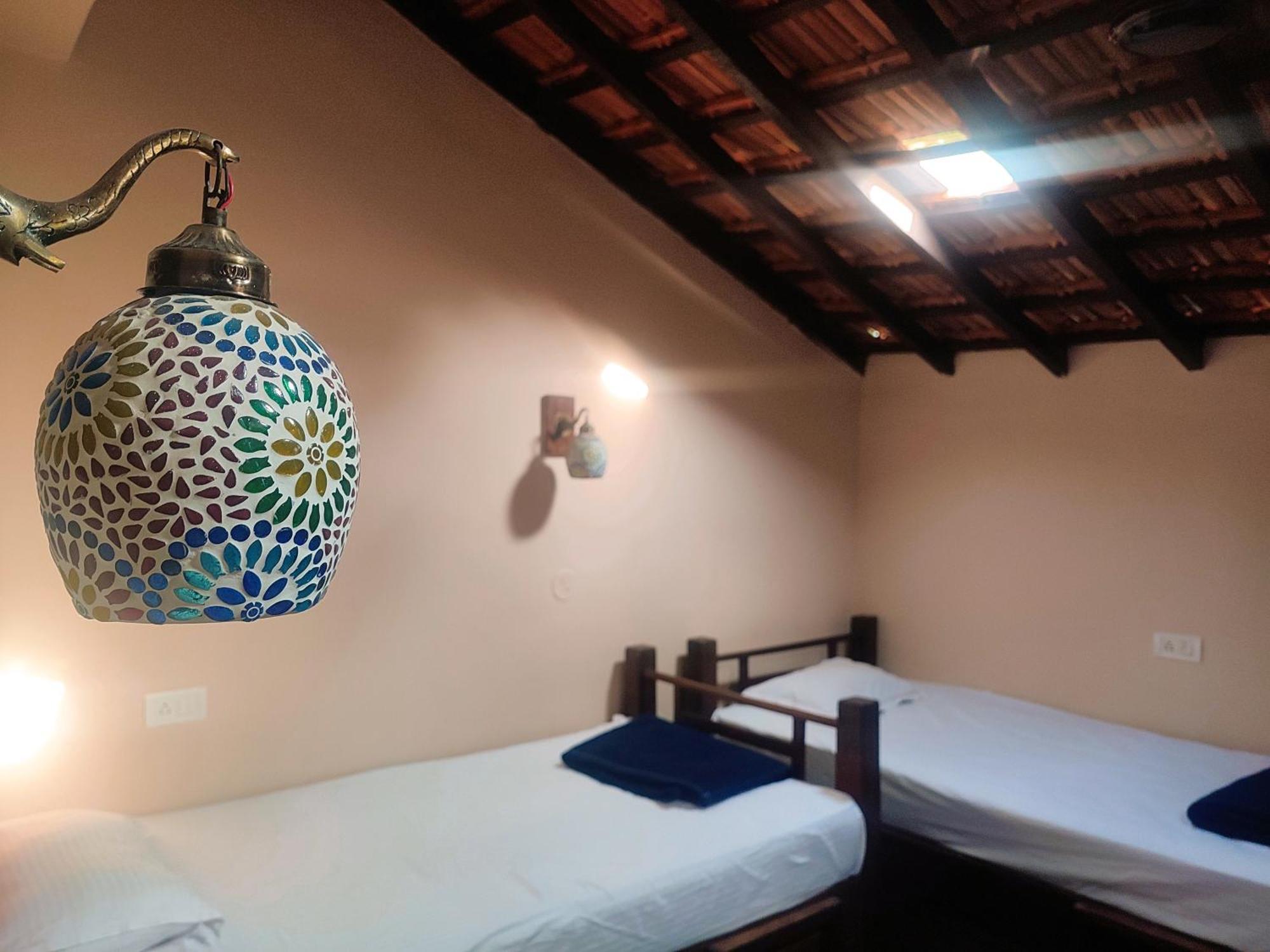 The Funky Monkey Hostel Анджуна Екстериор снимка
